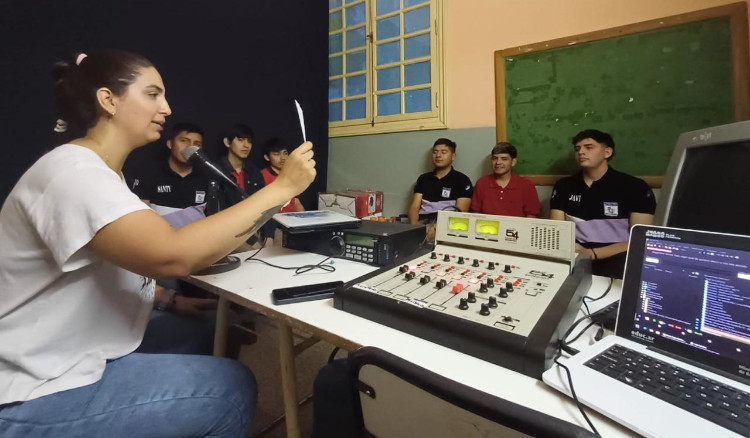 En verano, las radios escolares tienen voz