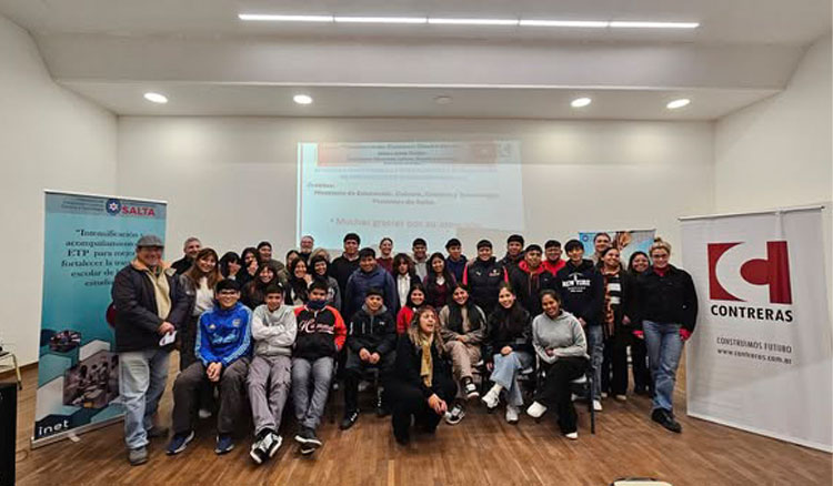 Fotografía: Estudiantes aplican conocimientos en proyectos reales con impacto social