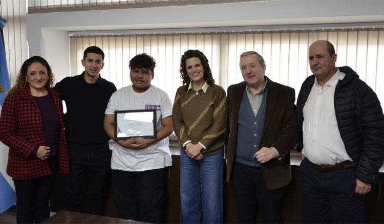 Fotografía: Educación reconoció al joven salteño que se destacó en el Mundial de Robótica