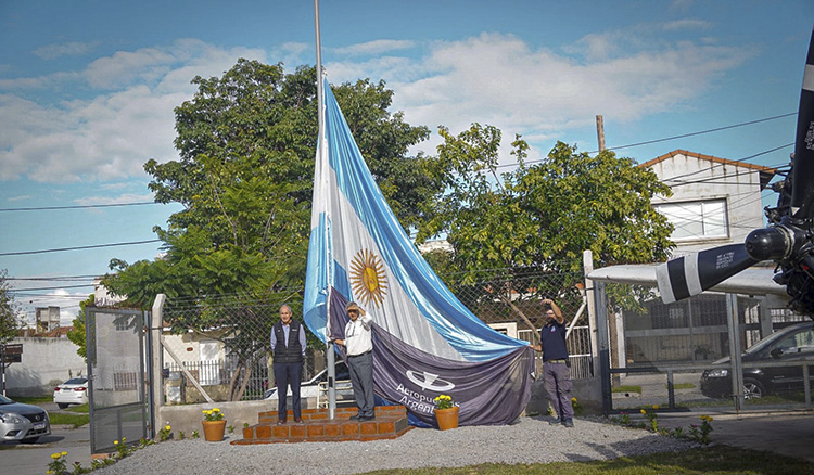 Fotografía: Izaron la bandera nacional donada por Aeropuertos Argentina en el hangar de la Técnica Lotufo