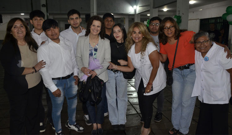 Fotografía: Más de 15 mil estudiantes eligen continuar sus estudios en la modalidad de Jóvenes y Adultos