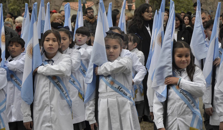 Fotografía: Más de 600 estudiantes prometieron lealtad a la Bandera Nacional en el Parque San Martín