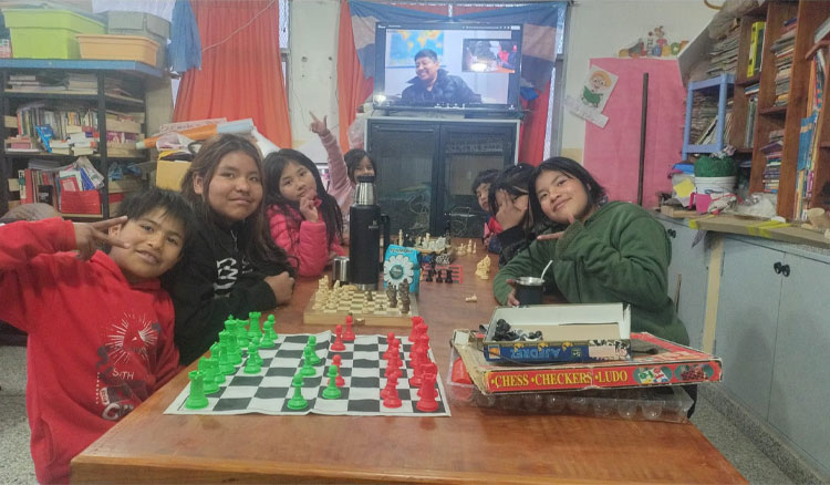 Ajedrez a 3.000 metros: talleres virtuales conectan a la Escuela El Rosal en la Quebrada del Toro